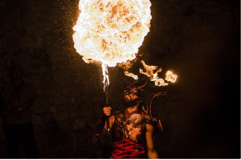 spettacolo di spade e fuoco